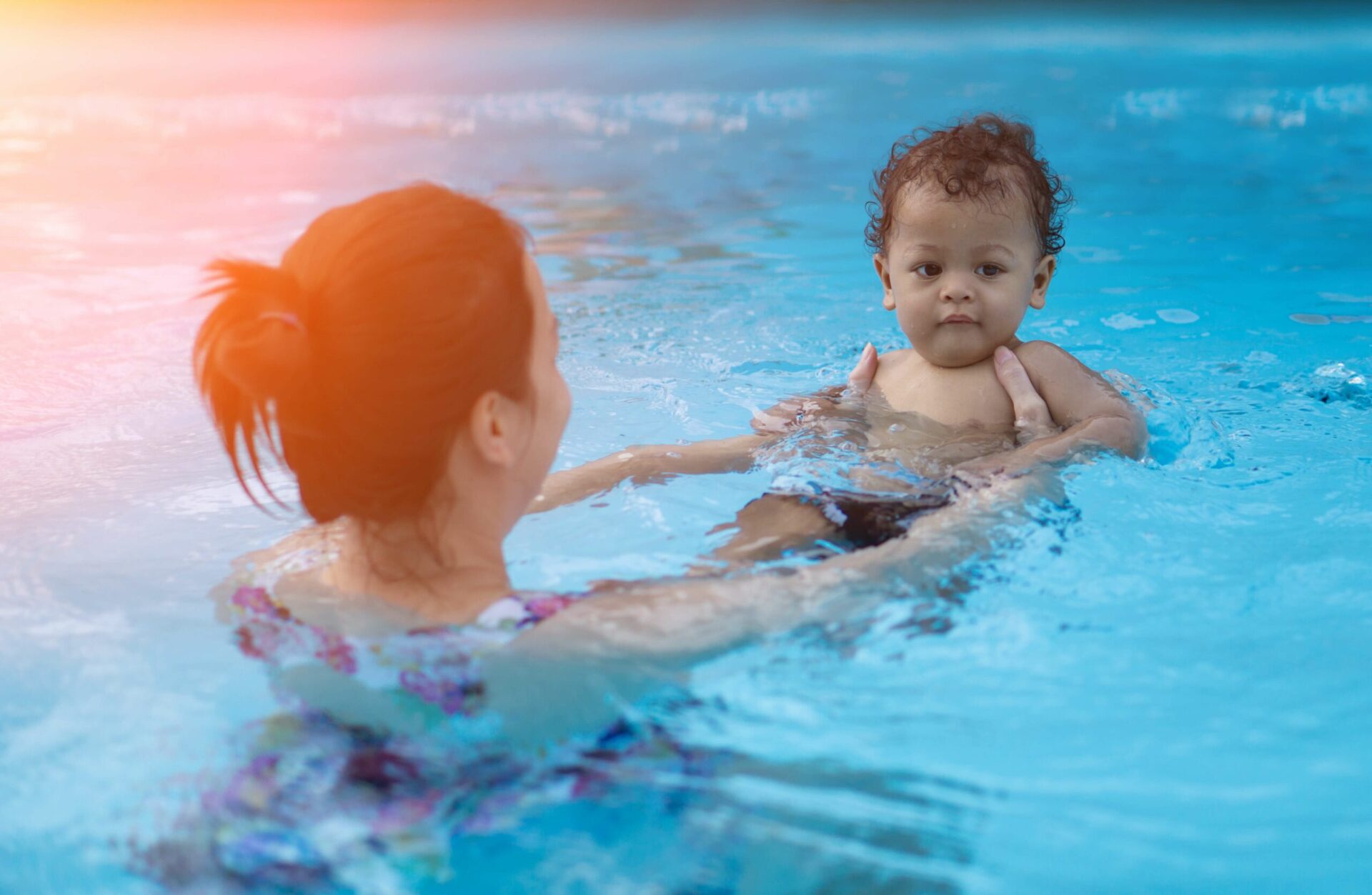 Savoir quand inscrire son enfant aux bébés nageurs