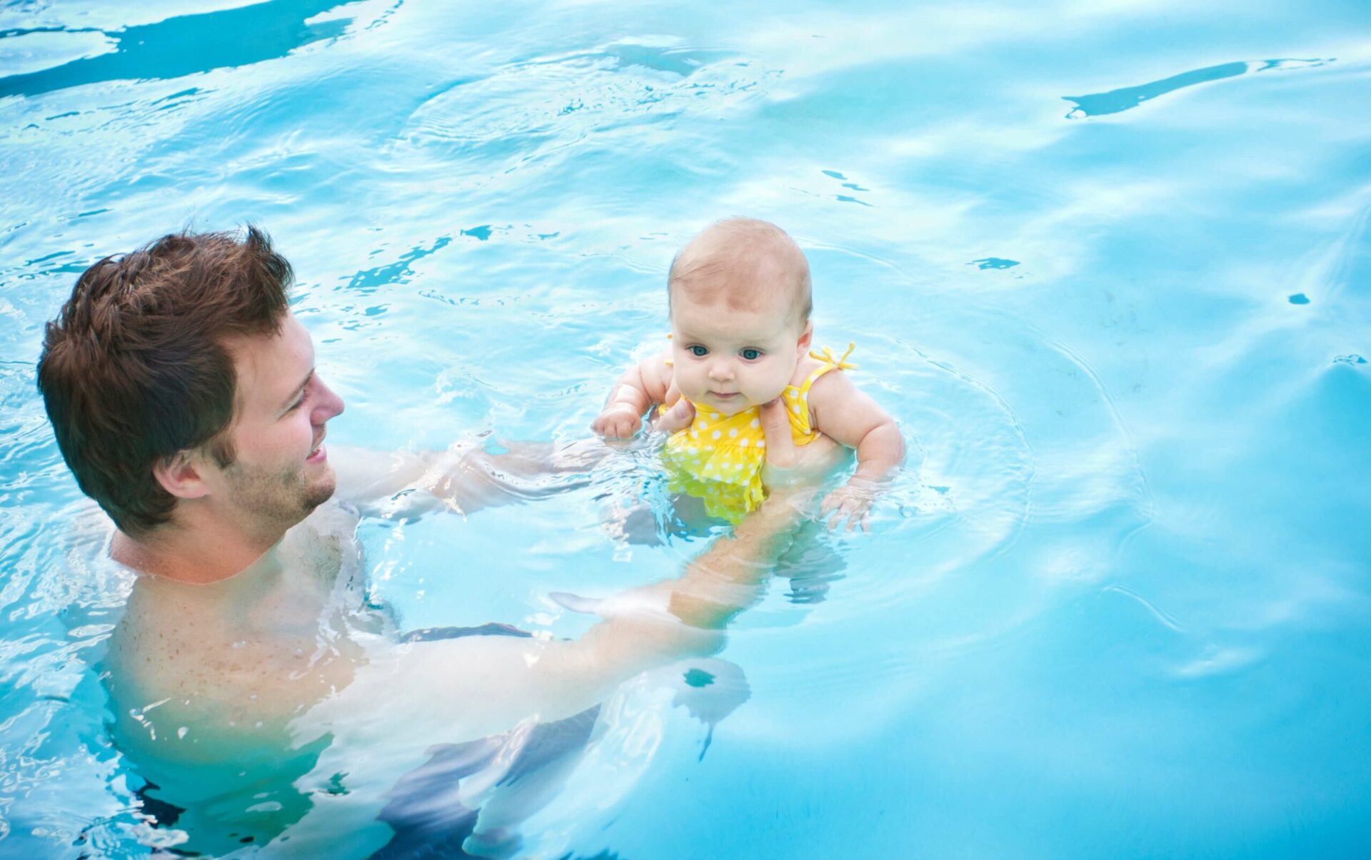 Article pour savoir quand inscrire son enfant aux bébés nageurs